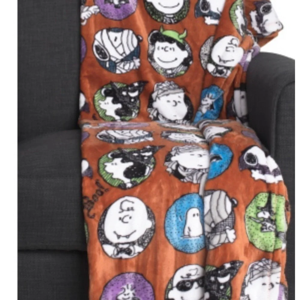 PEANUTS CHARACTERS HALLOWEEN CIRCLES 50 X 70 PLUSH THROW